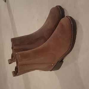 Brand new never worn suede Clark's size 8.5